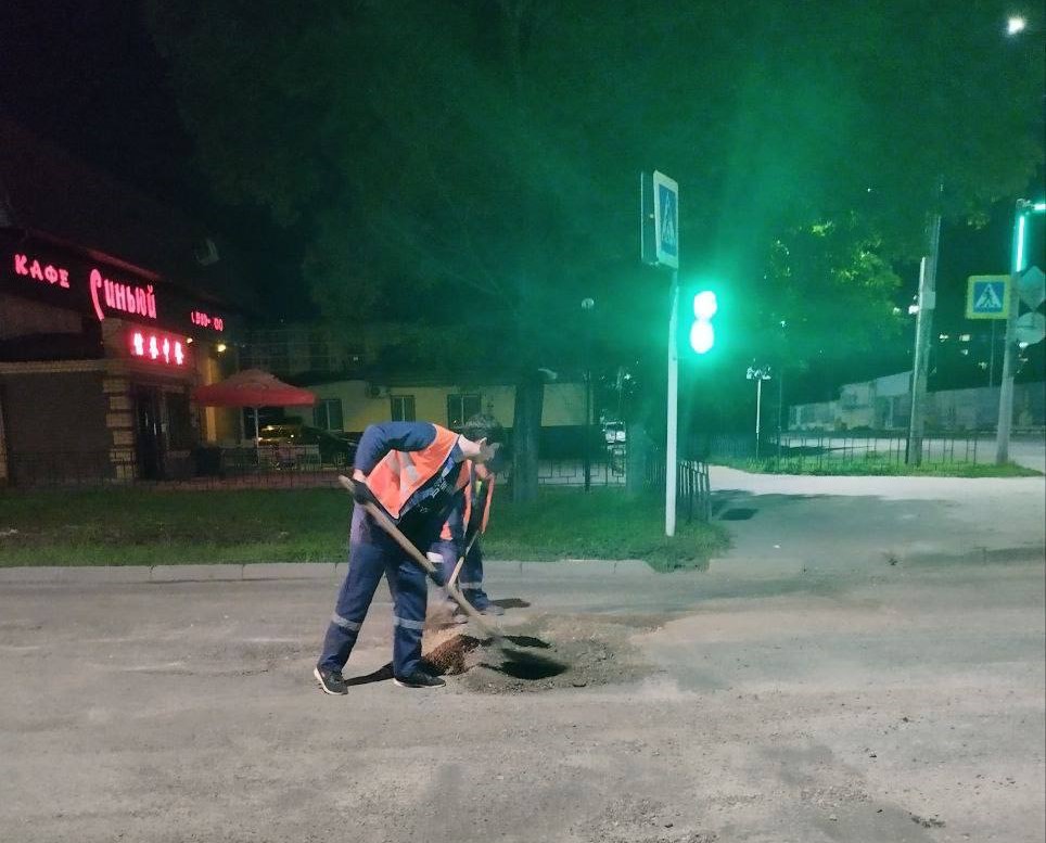  Подсыпка выбоин, заметание и профилирование дорог: ночью благовещенские коммунальщики наводили порядок на магистралях амурской столицы