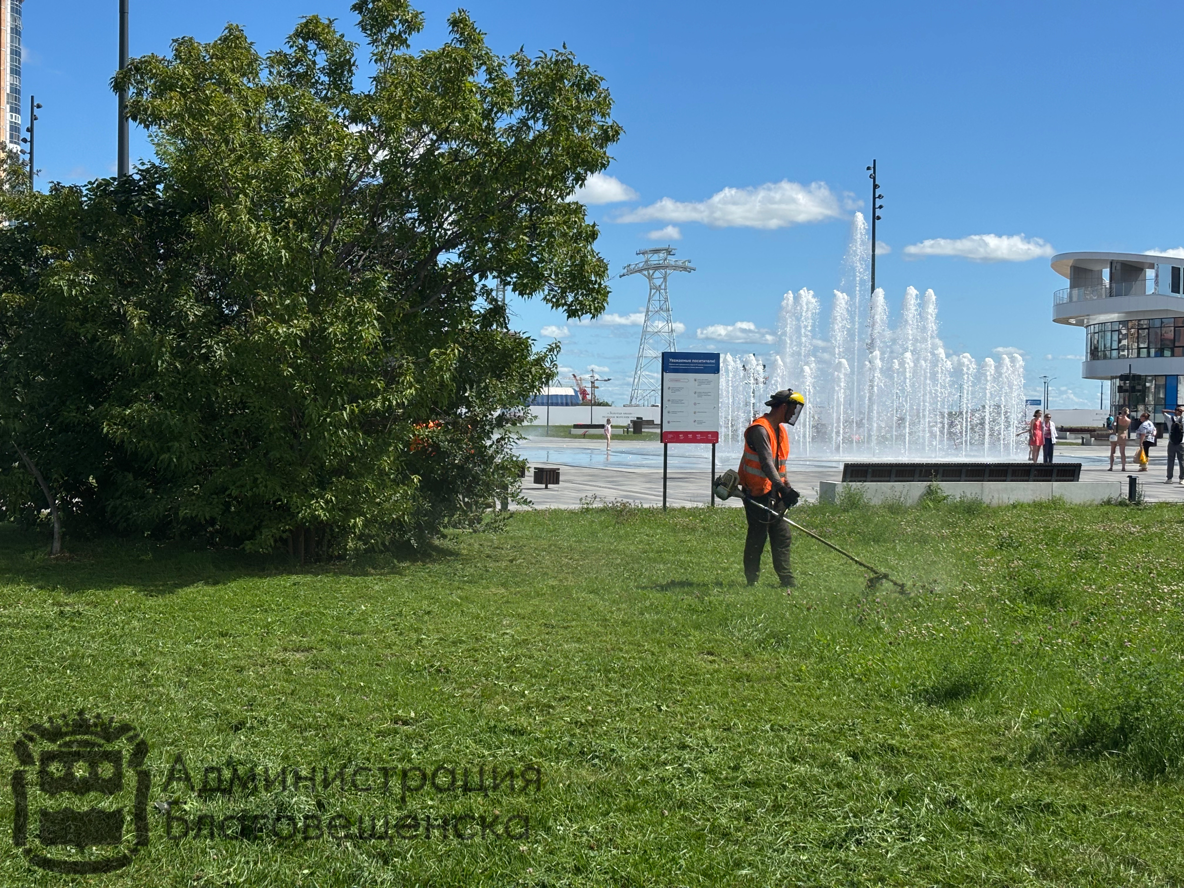 Газоны Благовещенска в надёжных руках: сотрудники ГСТК ежедневно проводят работу по уходу за городскими территориями