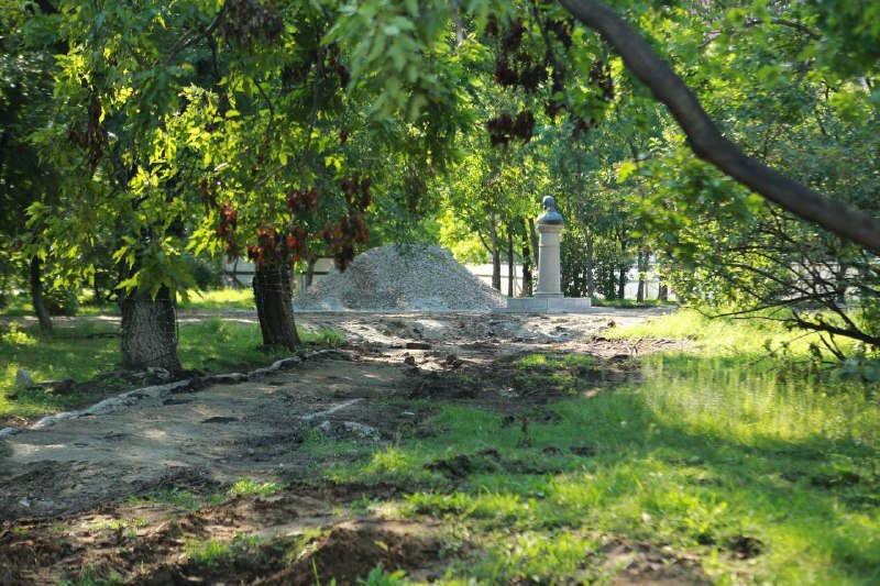 В благовещенском сквере Приёмыхова готовят почву для будущих газонов