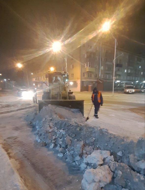 ГСТК посыпал 7 остановок противогололедным материалом