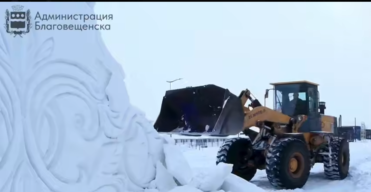 В Благовещенске начали демонтаж аварийных снежных горок 