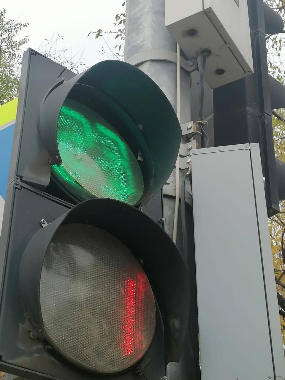 После встречи с автомобилем светофору на Амурской требуется ремонт