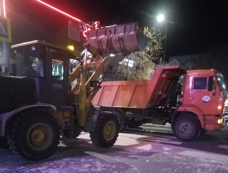 В Благовещенске ГСТК чистит остановки на Ленина и Горького