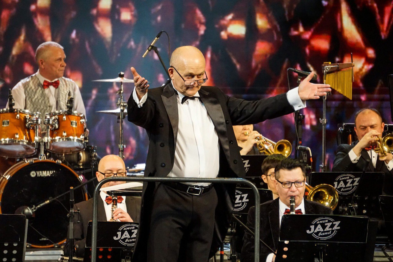 Руководитель эстрадно-джазового оркестра «Амур Джаз Бэнд» получил звание «Заслуженного работника культуры Российской Федерации»
