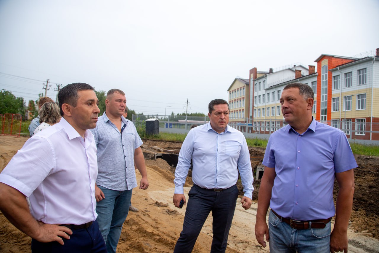 У новой школы в Благовещенске оборудуют дополнительную парковку