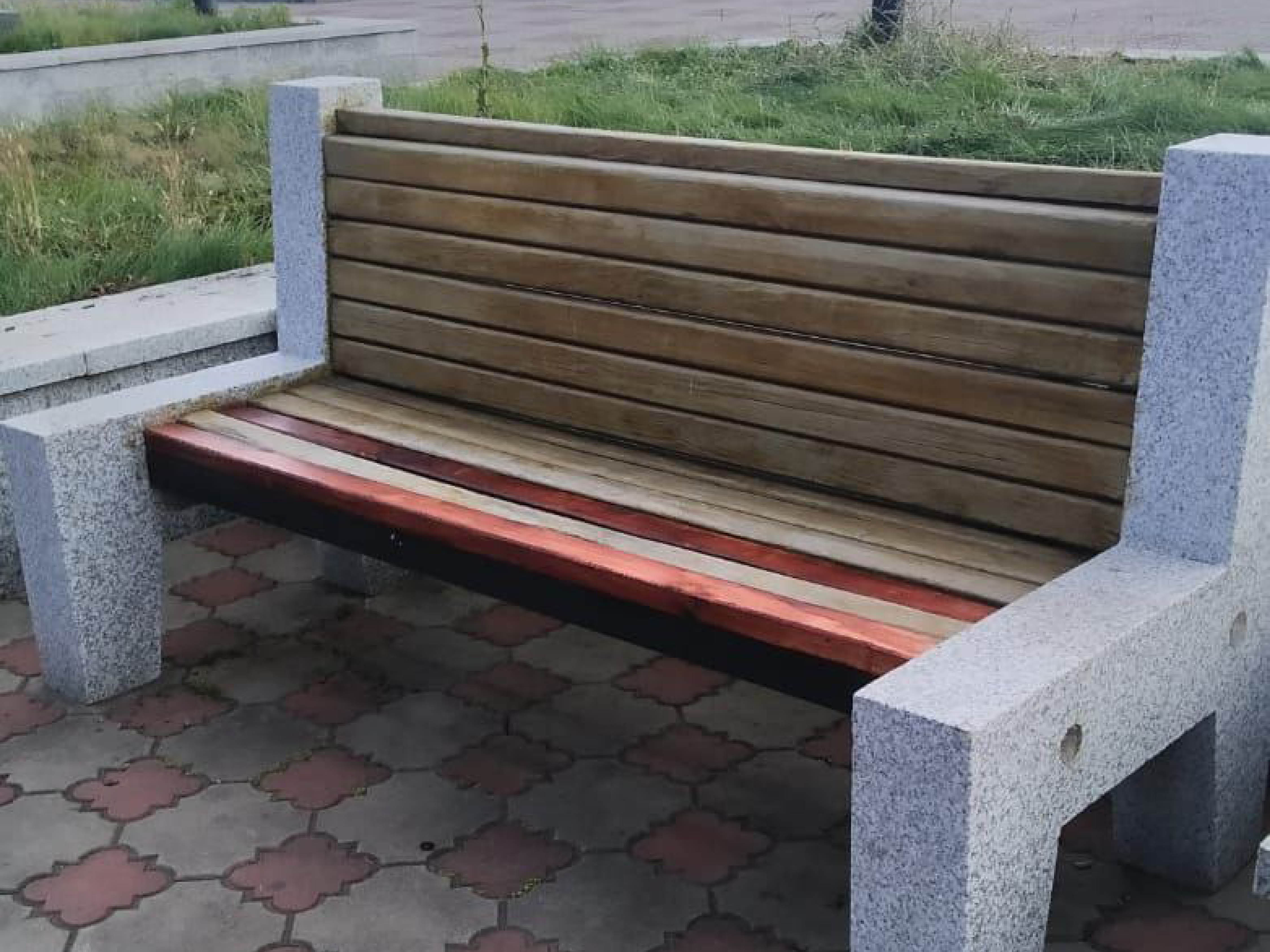 Рабочие ГСТК восстановили поврежденные скамьи на набережной Благовещенска 