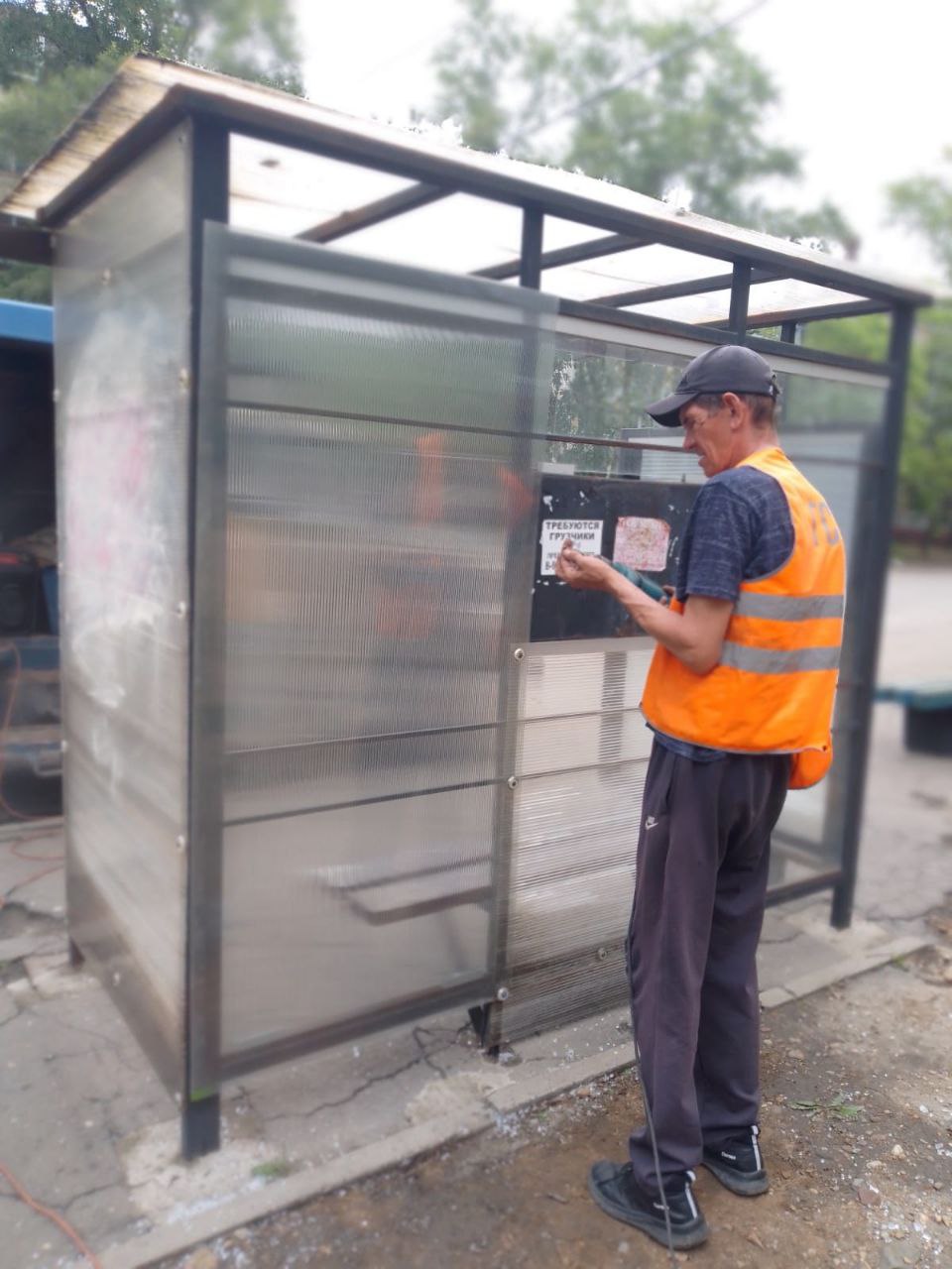 ГСТК отремонтировал испорченную вандалами остановку в Благовещенске