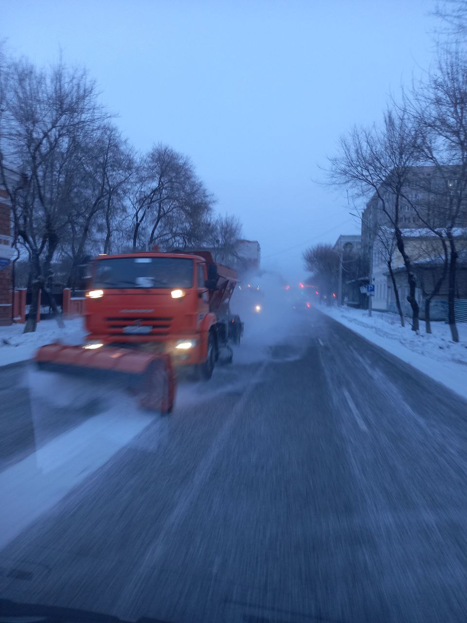 ГСТК чистит Благовещенск от выпавшего накануне снега