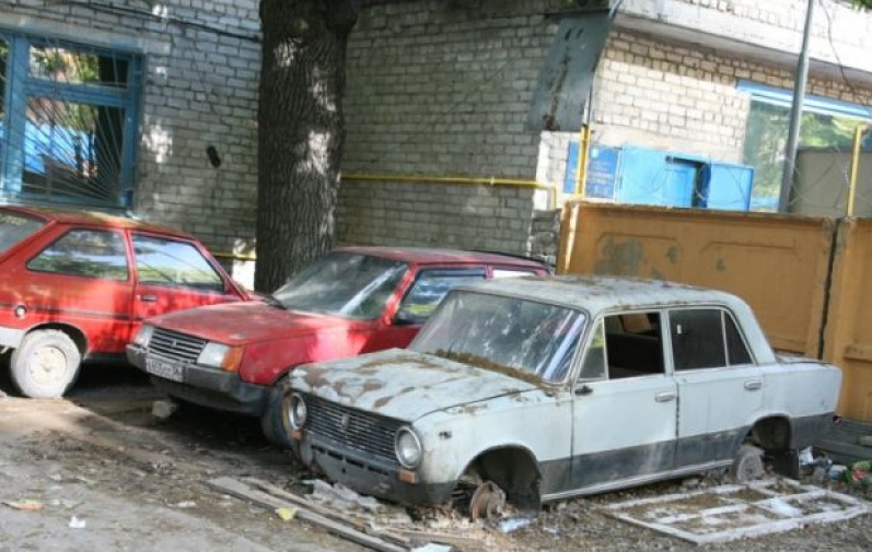 Город начнут «чистить» от заброшенных автомобилей