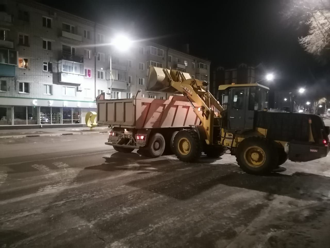 Перекрестки и тротуары стали чище ночью в Благовещенске