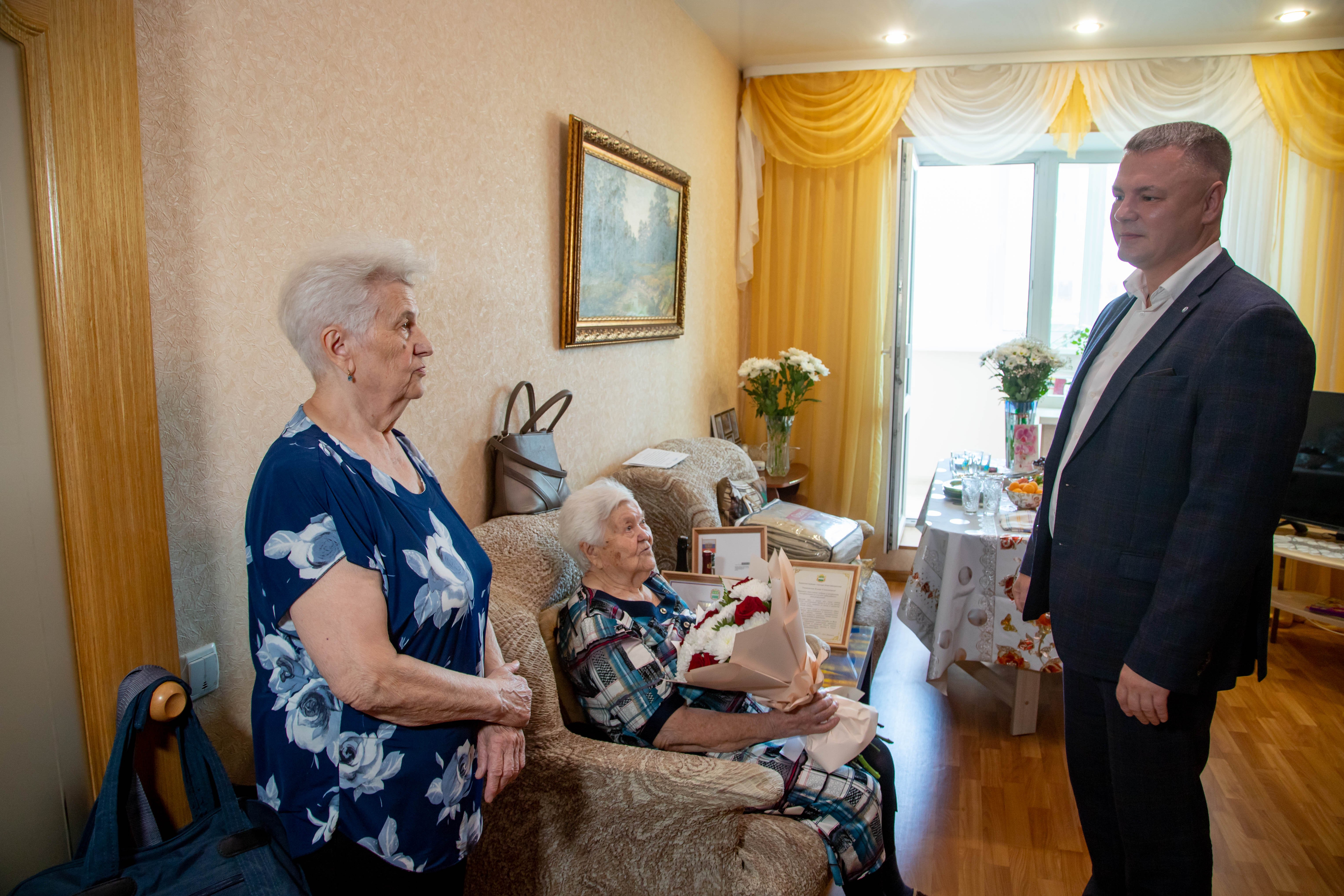 Благовещенка Елена Эпова отметила 95-летие