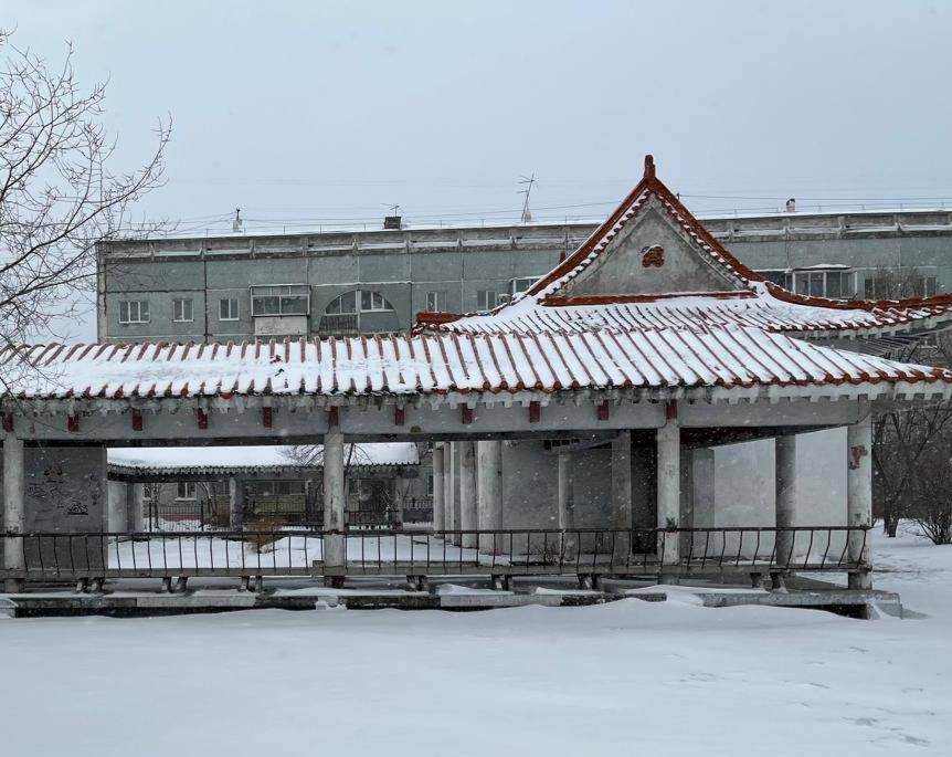 В парке Дружбы демонтируют постройку возле западных ворот