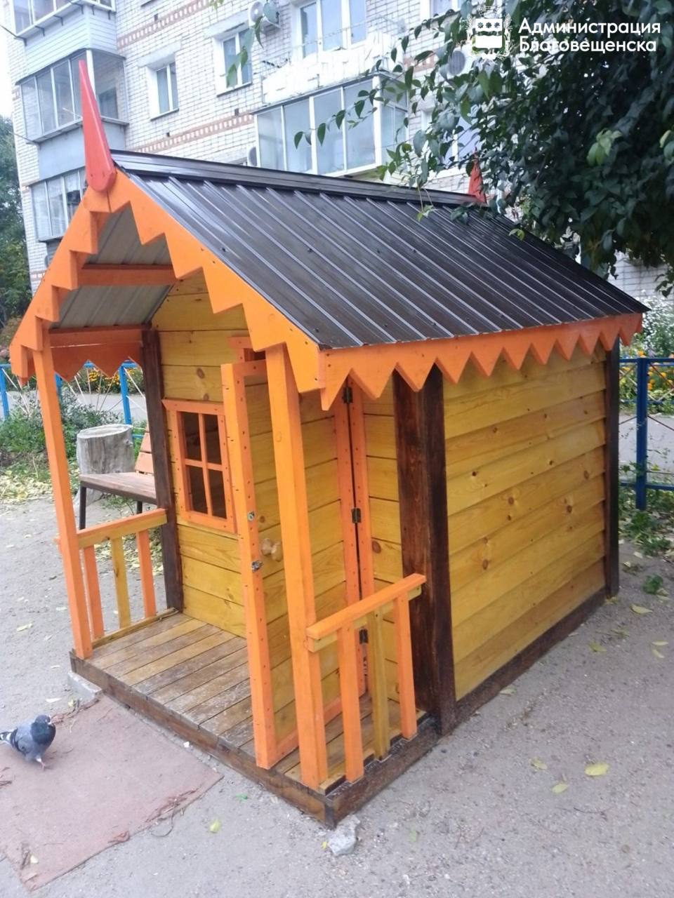 Деревянный домик украсил один из благовещенских дворов на улице Зейской 