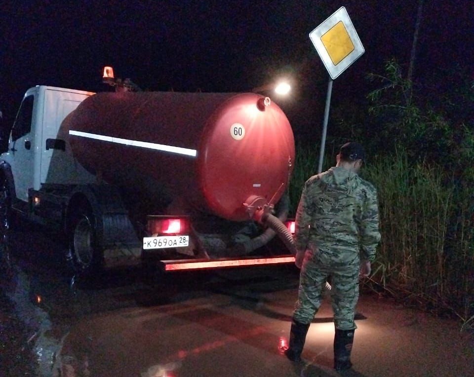 Откачка луж, очистка колодцев, промывка ливневок: ГСТК устраняет последствия сильного ливня в Благовещенске 
