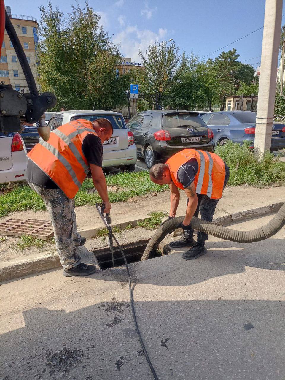 Пластиковые бутылки, ветки, пакеты достают коммунальщики из ливневой канализации в Благовещенске