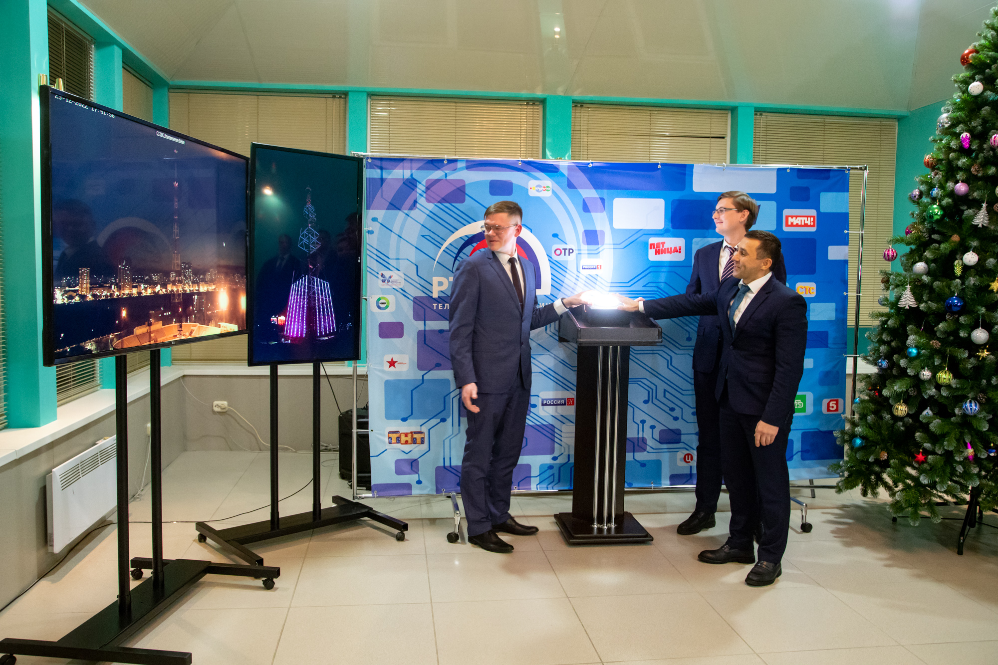 Телебашня загорелась разноцветными огнями к Новому году