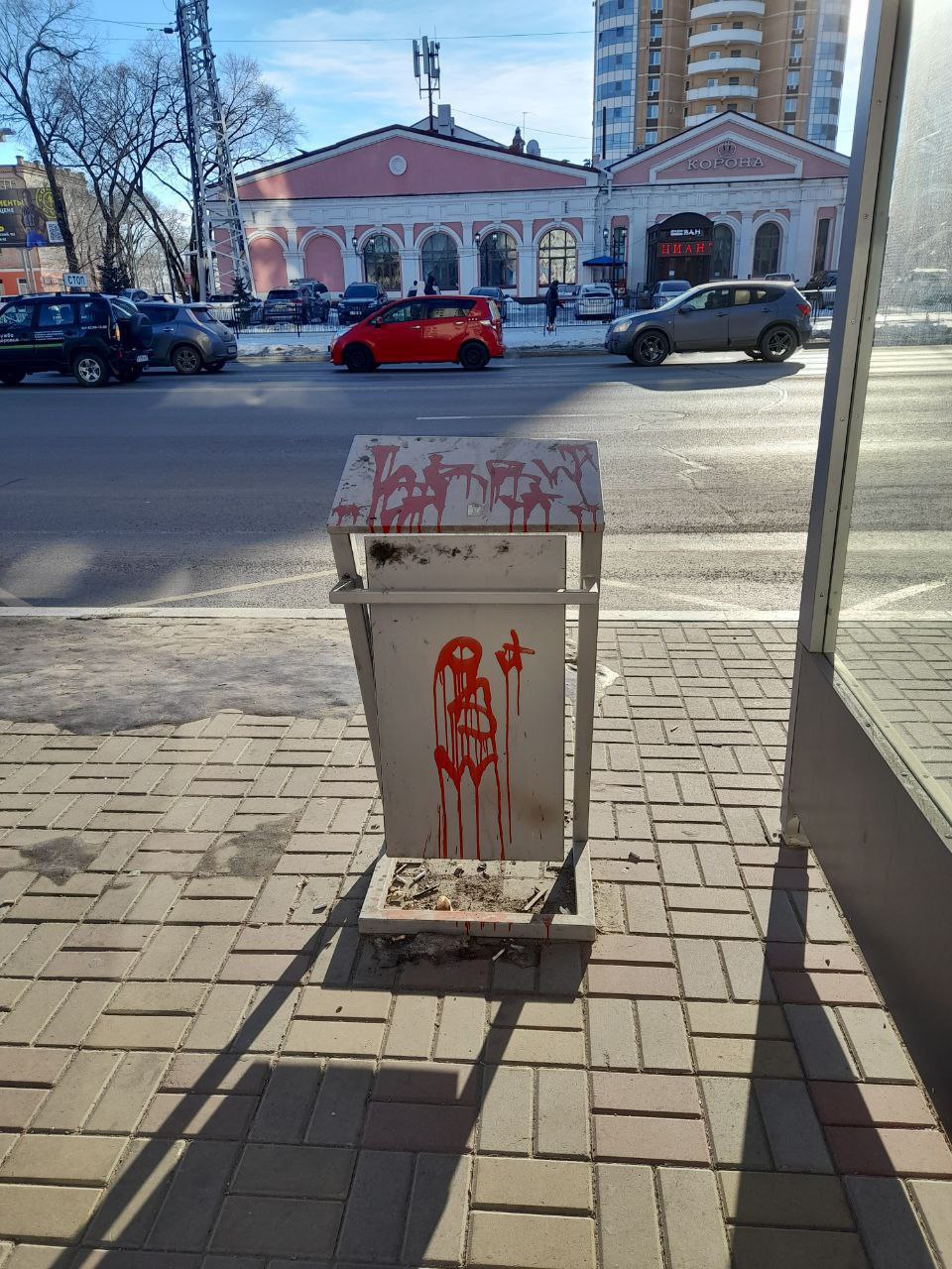 Малолетние вандалы изрисовали урну в центре Благовещенска