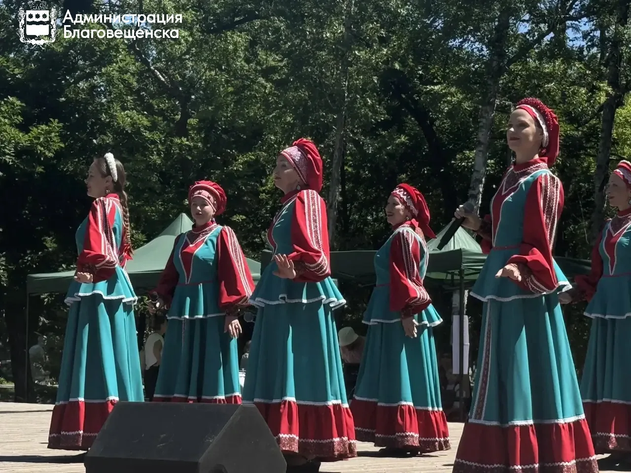 В Первомайском парке прозвучали задорные казачьи песни
