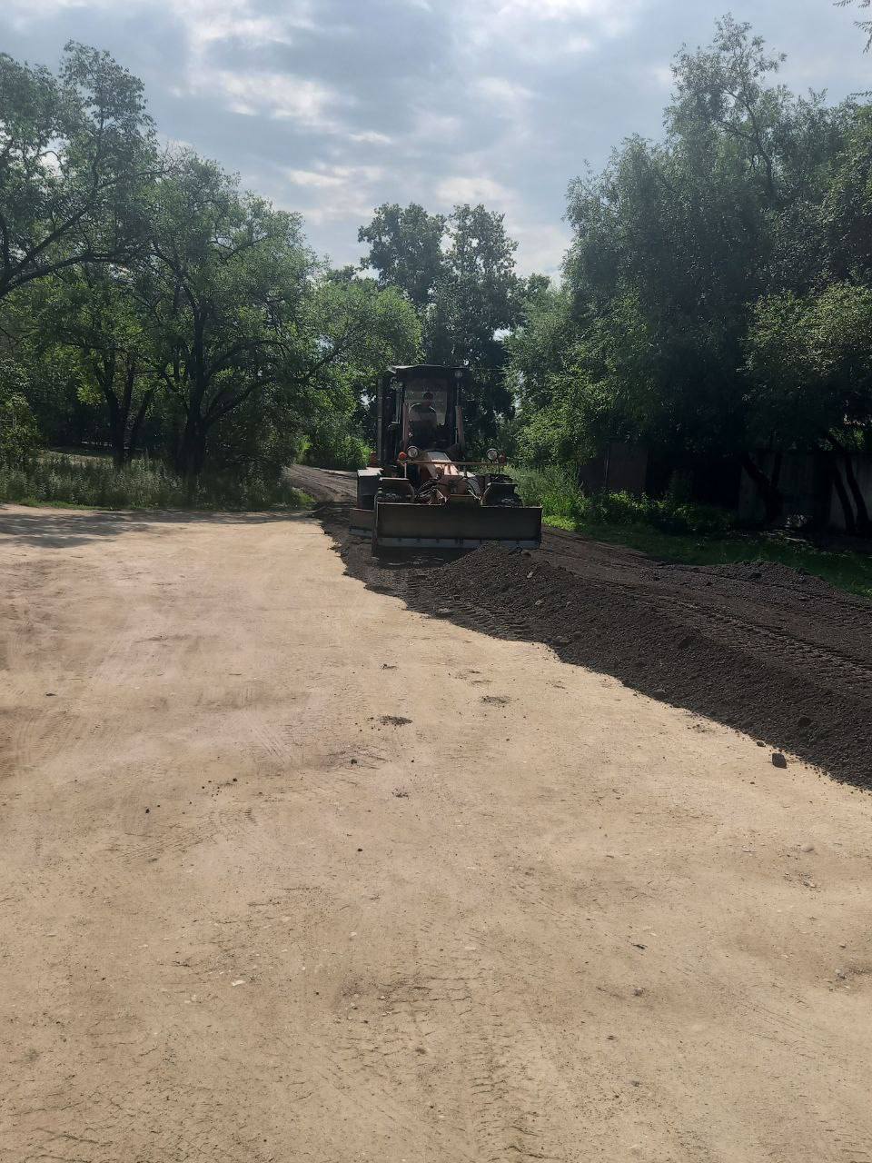 Дорожные службы разровняли дорогу в микрорайоне Северный