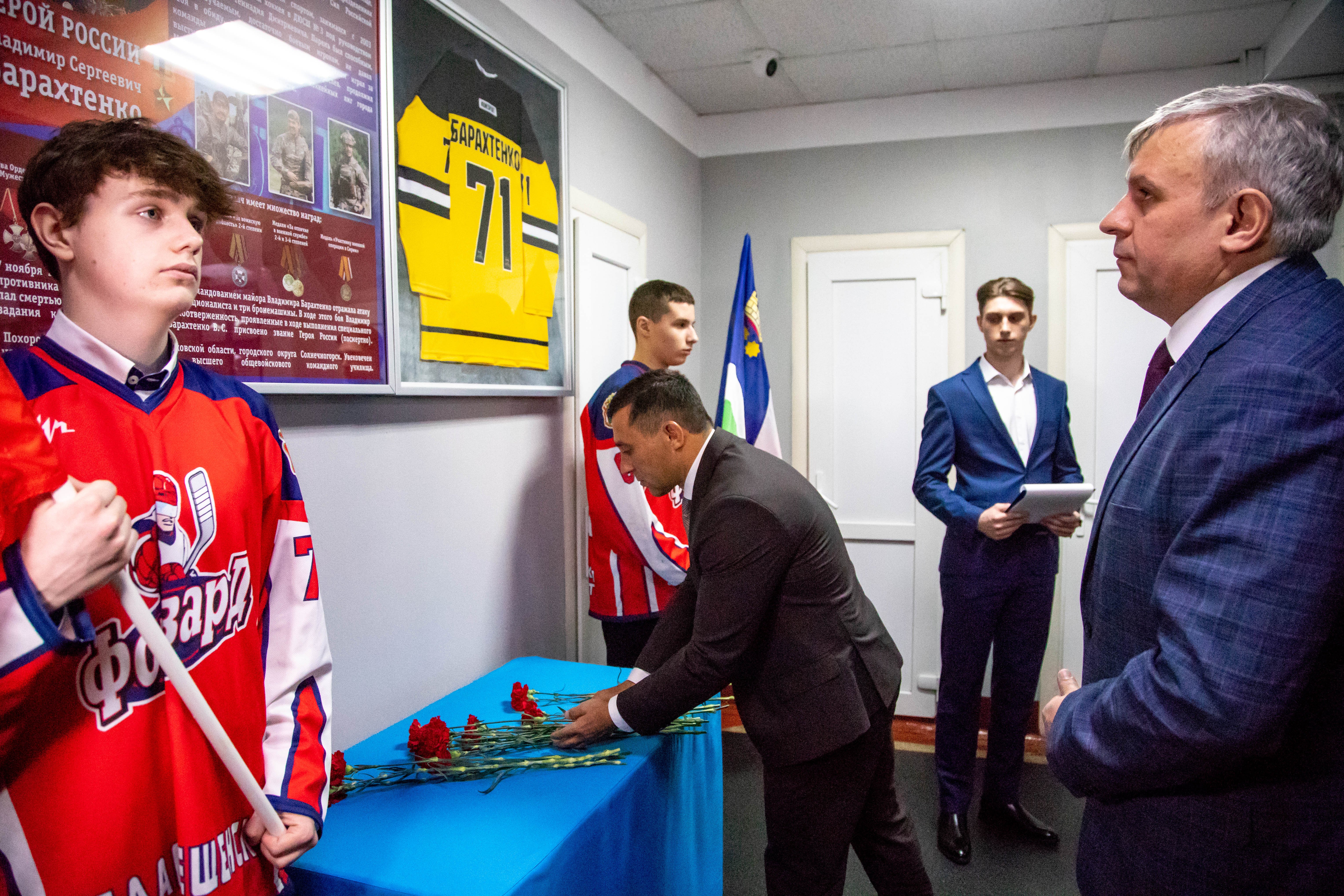 В спортивной школе №3 Благовещенска открыли уголок памяти Героя России Владимира Барахтенко