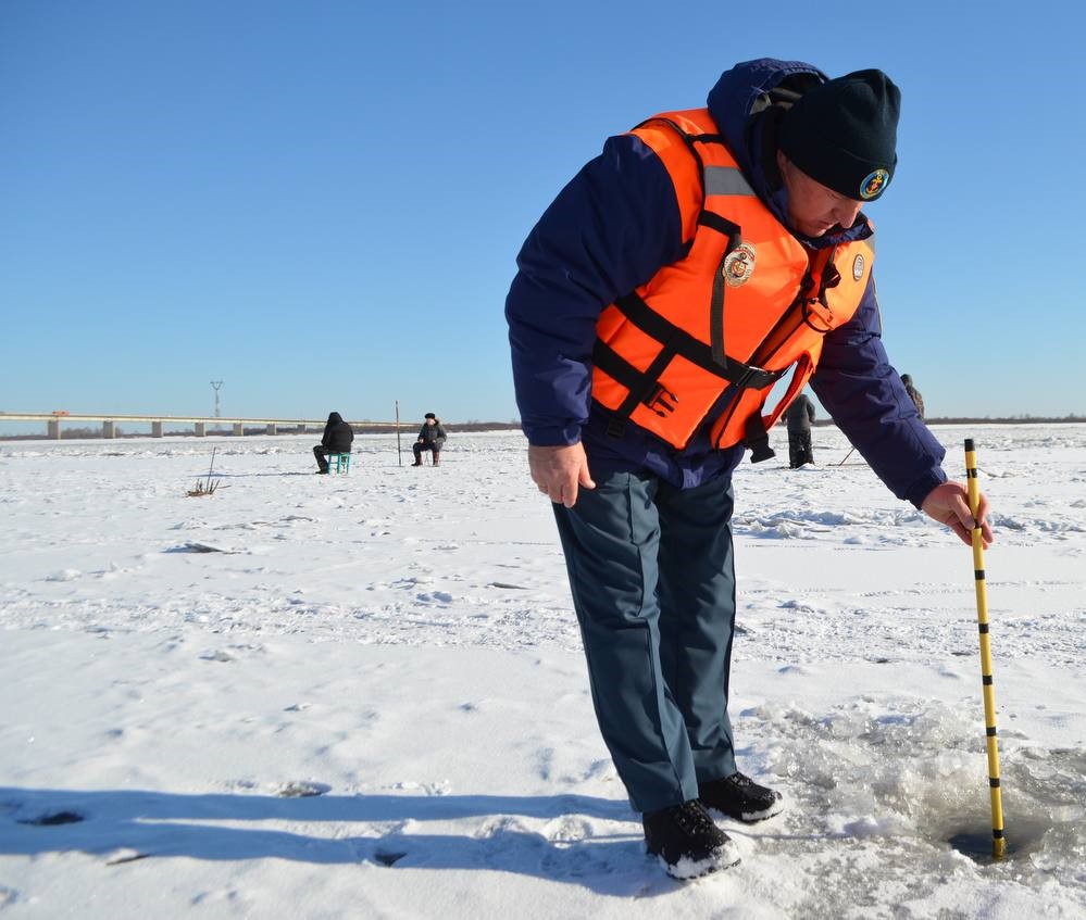 В Благовещенске патрулируют водоёмы в поисках любителей зимней рыбалки 