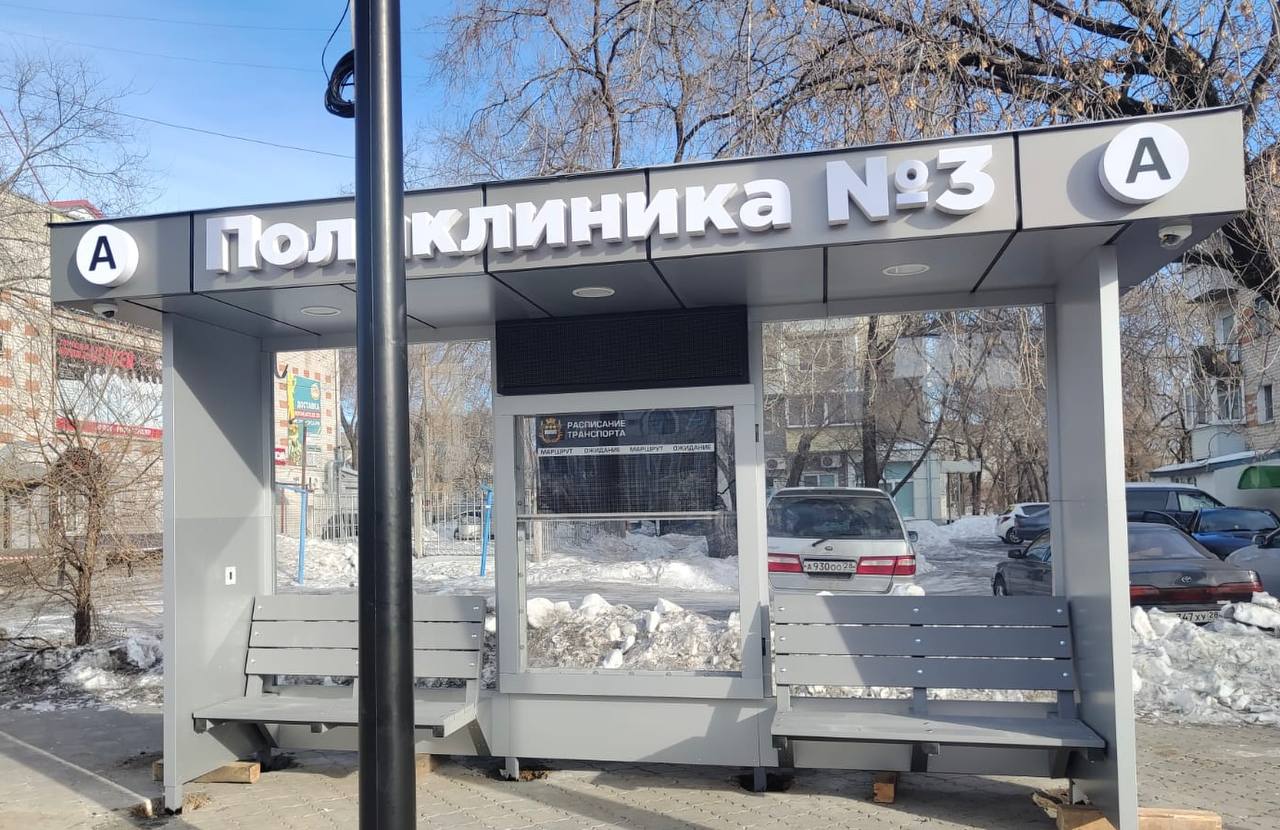 В столице Приамурья обновили ещё два автобусных павильона на улицах Ленина и Театральной