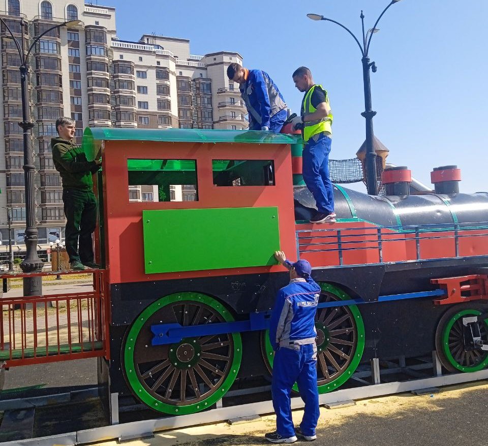 На набережной Благовещенска отремонтировали качели, паровозик и заменили сгнившие доски на спортплощадке 