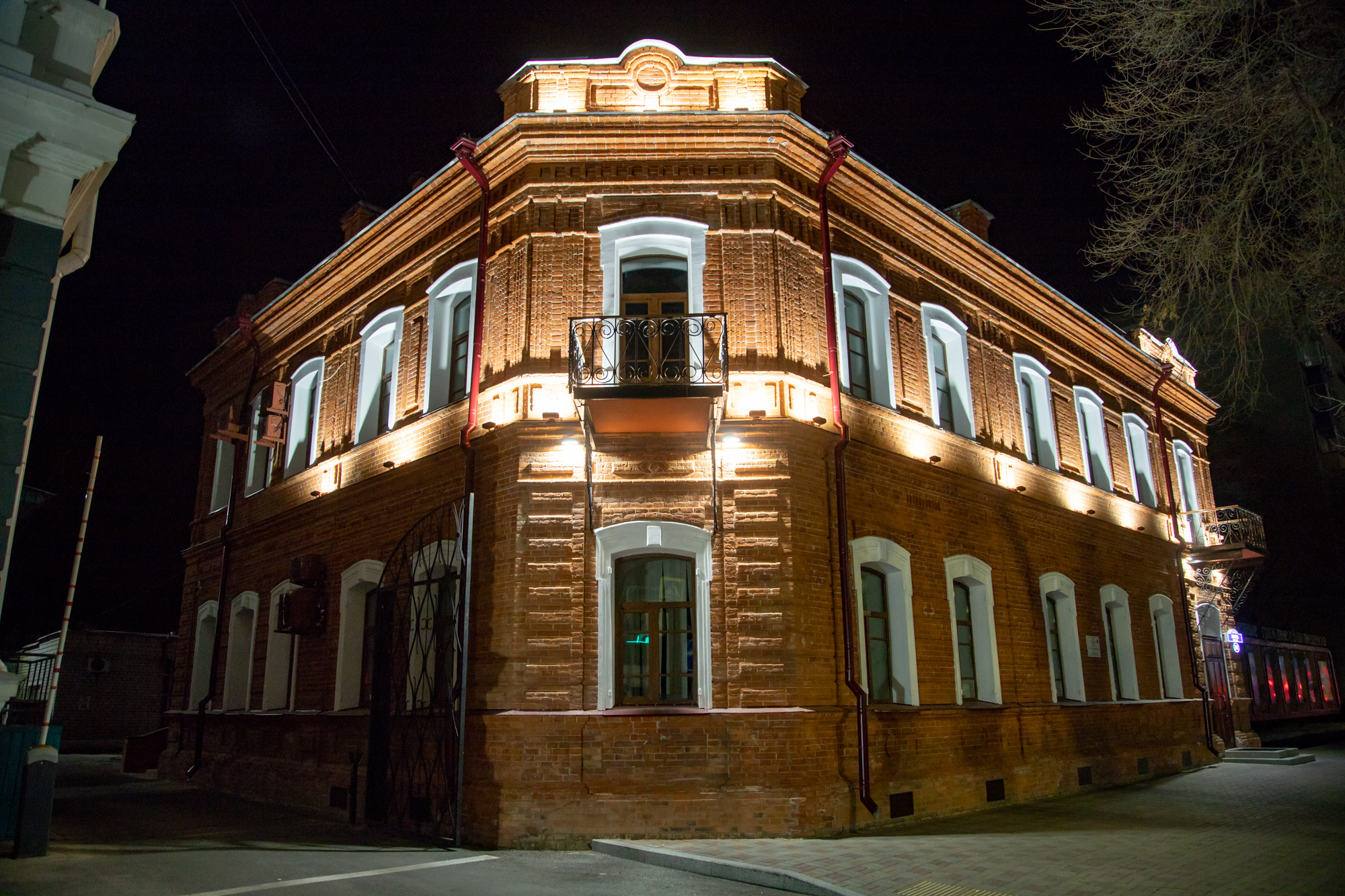 Еще нескольким зданиям в Благовещенске подарили архитектурную подсветку 