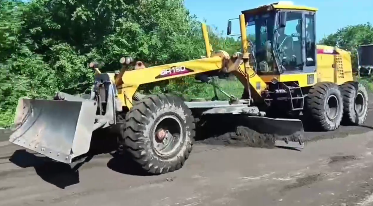 Сегодня по улицам Благовещенска проходит грейдер