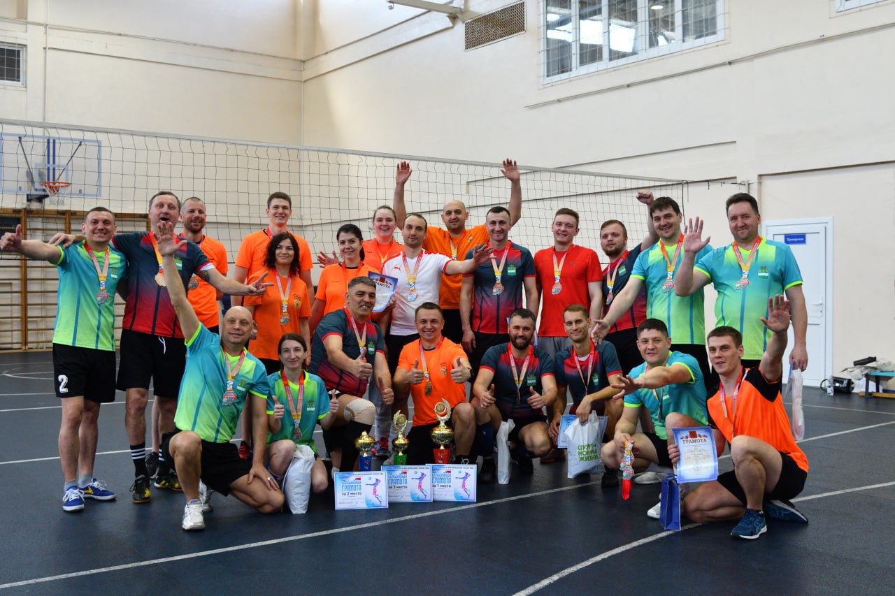 Сотрудники администрации Благовещенска, городской прокуратуры и депутаты сыграли в волейбол