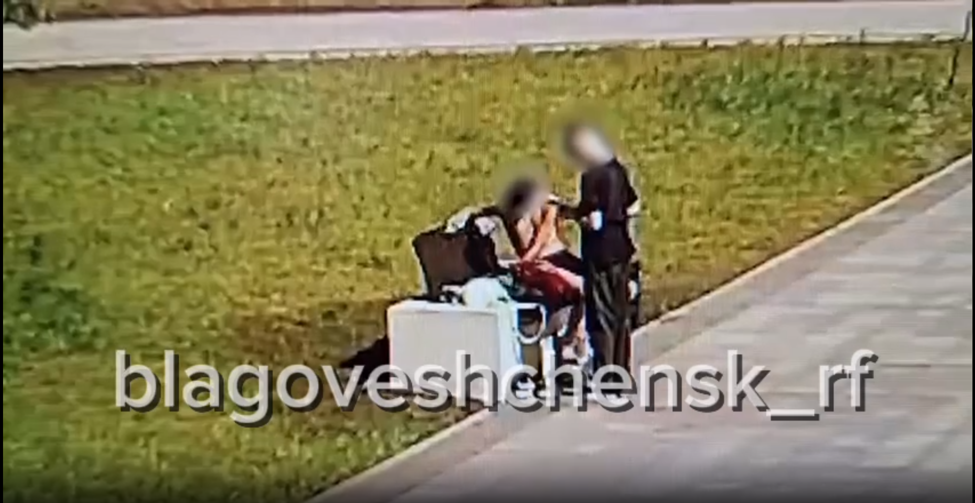 В Благовещенске малолетние «художники» испортили новые лавочки у аллеи фонтанов