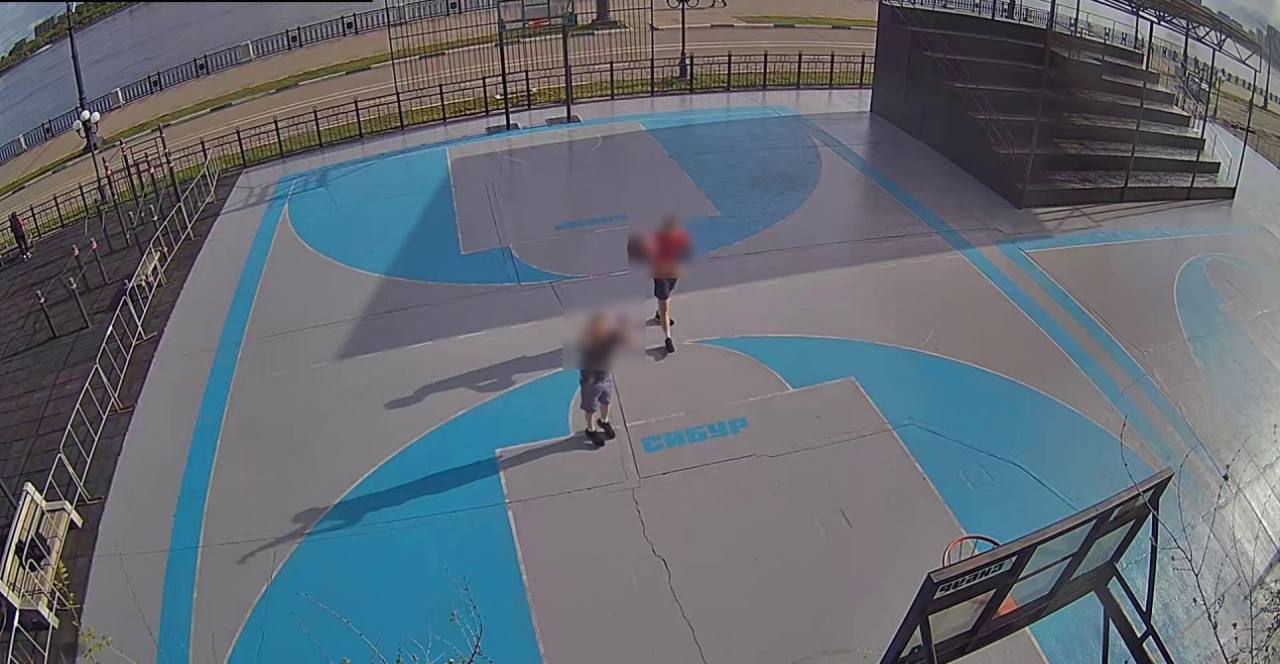 Обновлённая баскетбольная площадка СИБУРа на Краснофлотской пострадала от рук хулиганов