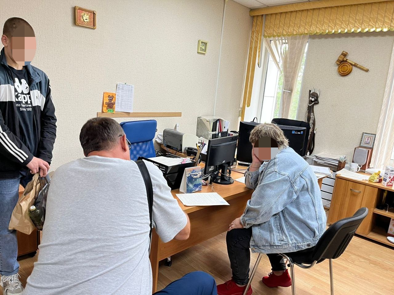 Благовещенцы, разбившие стеклянную панель на остановке, пришли «с повинной»