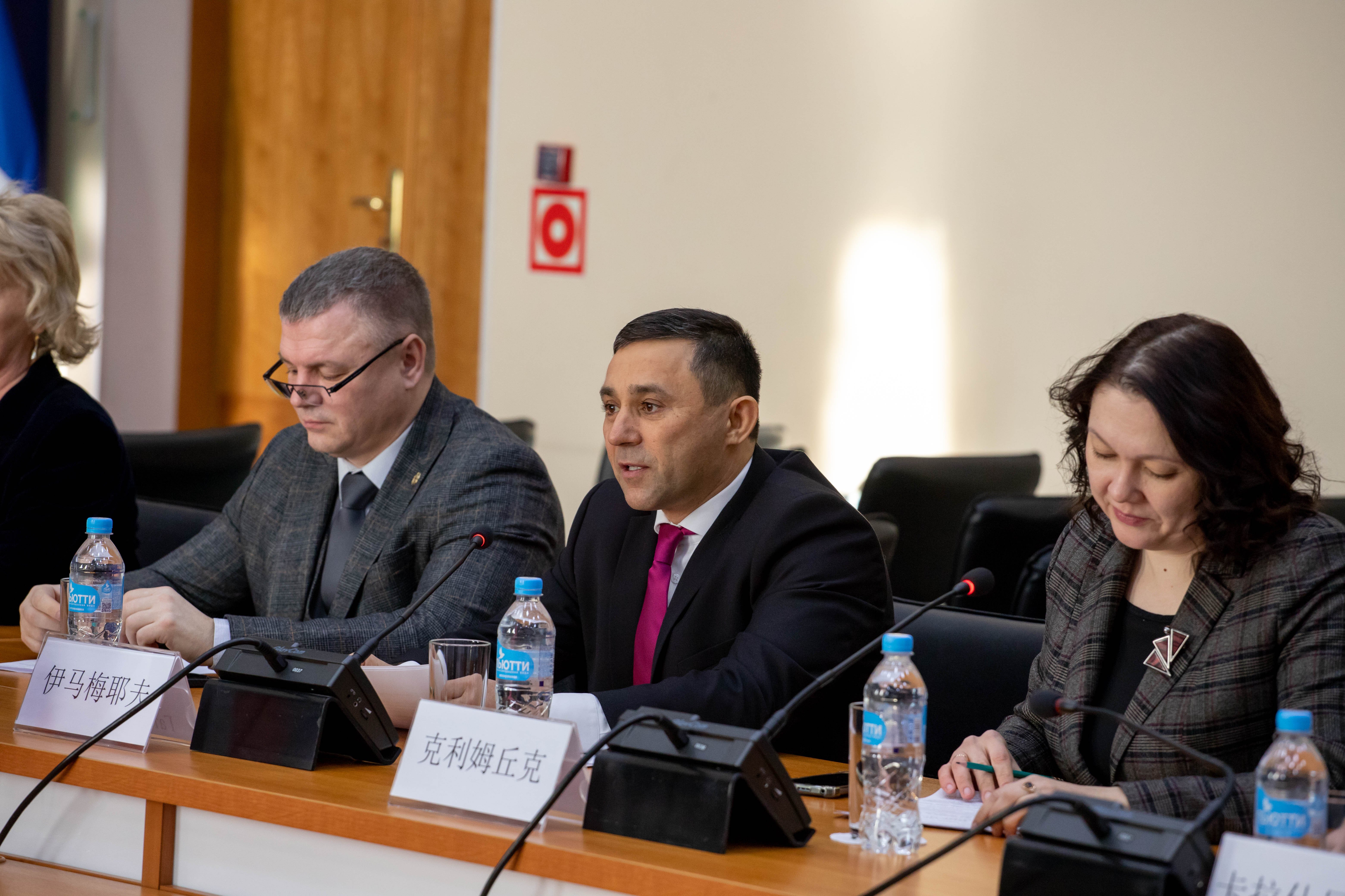 Делегация Хэйхэ поздравила благовещенцев с наступающим Новым годом