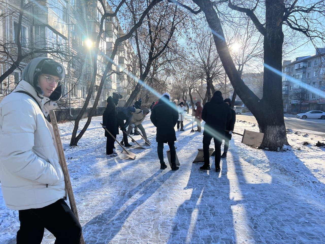 В Благовещенске 3 факультета политехнического колледжа вышли на очистку улиц