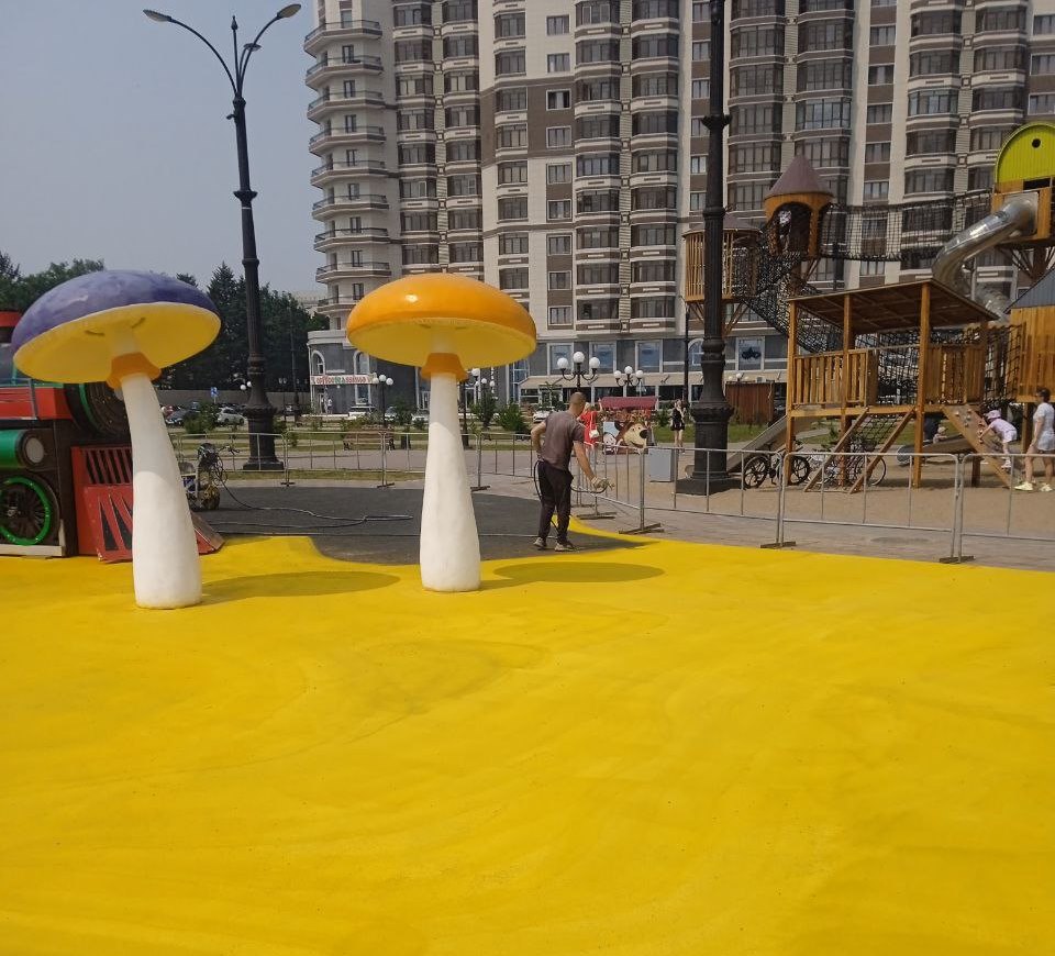 В Благовещенске обновляют «мягкое» покрытие на детской площадке на набережной