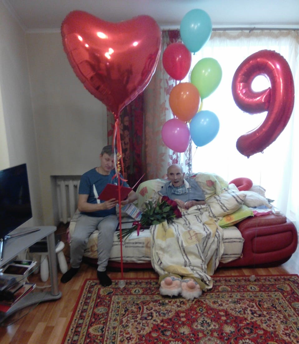 В Благовещенске с 90-летием поздравили ветерана труда