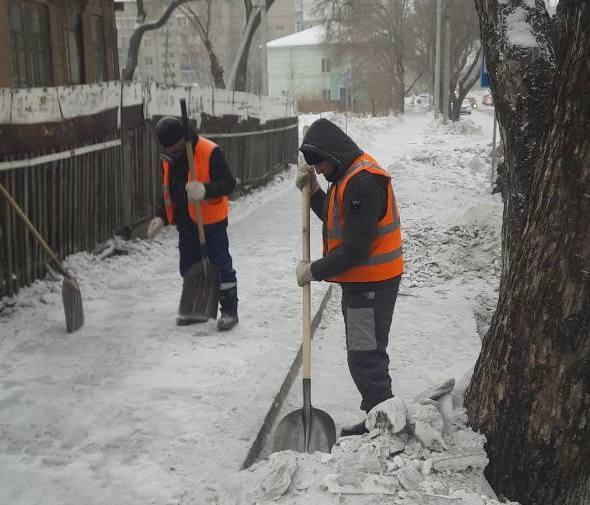 Вывоз снега, заметание проезжей части, очистка тротуаров: на улицах Благовещенска трудятся сотрудники и техника ГСТК и привлеченные спецмашины