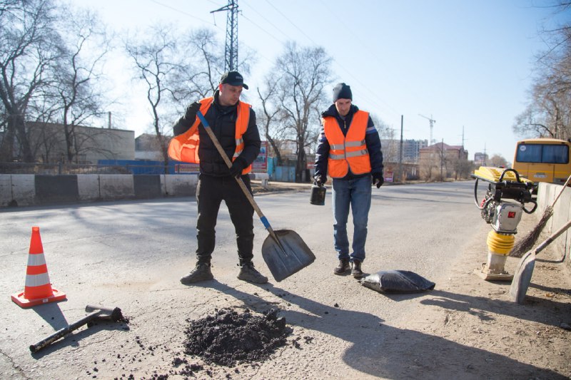 В амурской столице приступили к устранению выбоин на дорогах