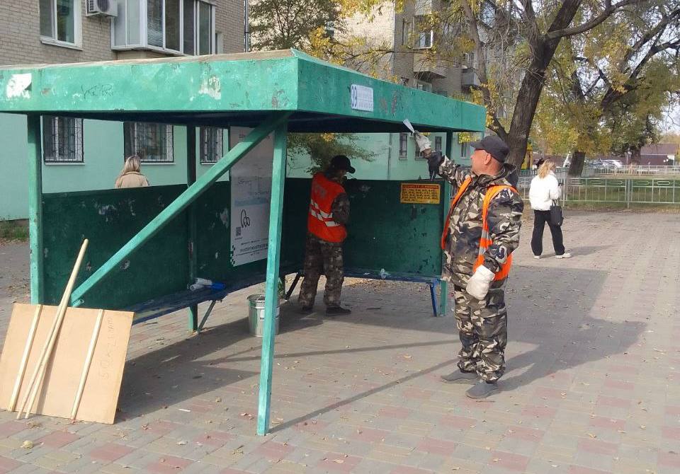 Замена урн, покраска павильонов и лавочек: за состоянием автобусных остановок в Благовещенске следят сотрудники ГСТК