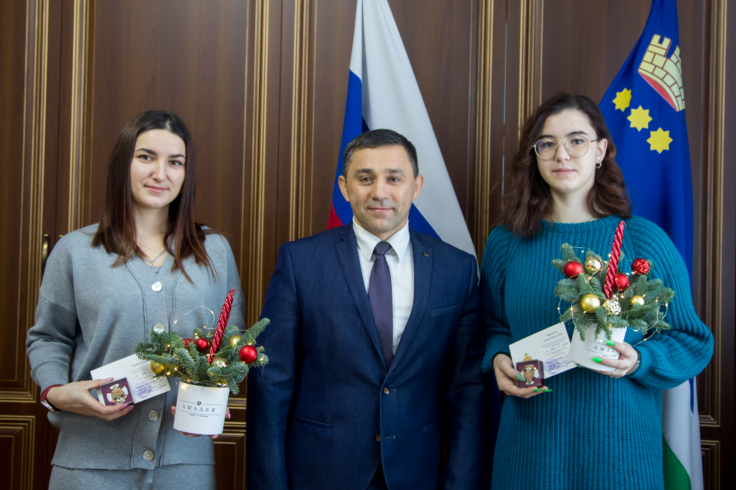 Мэр Олег Имамеев наградил благовещенок, спасших несколько человеческих жизней