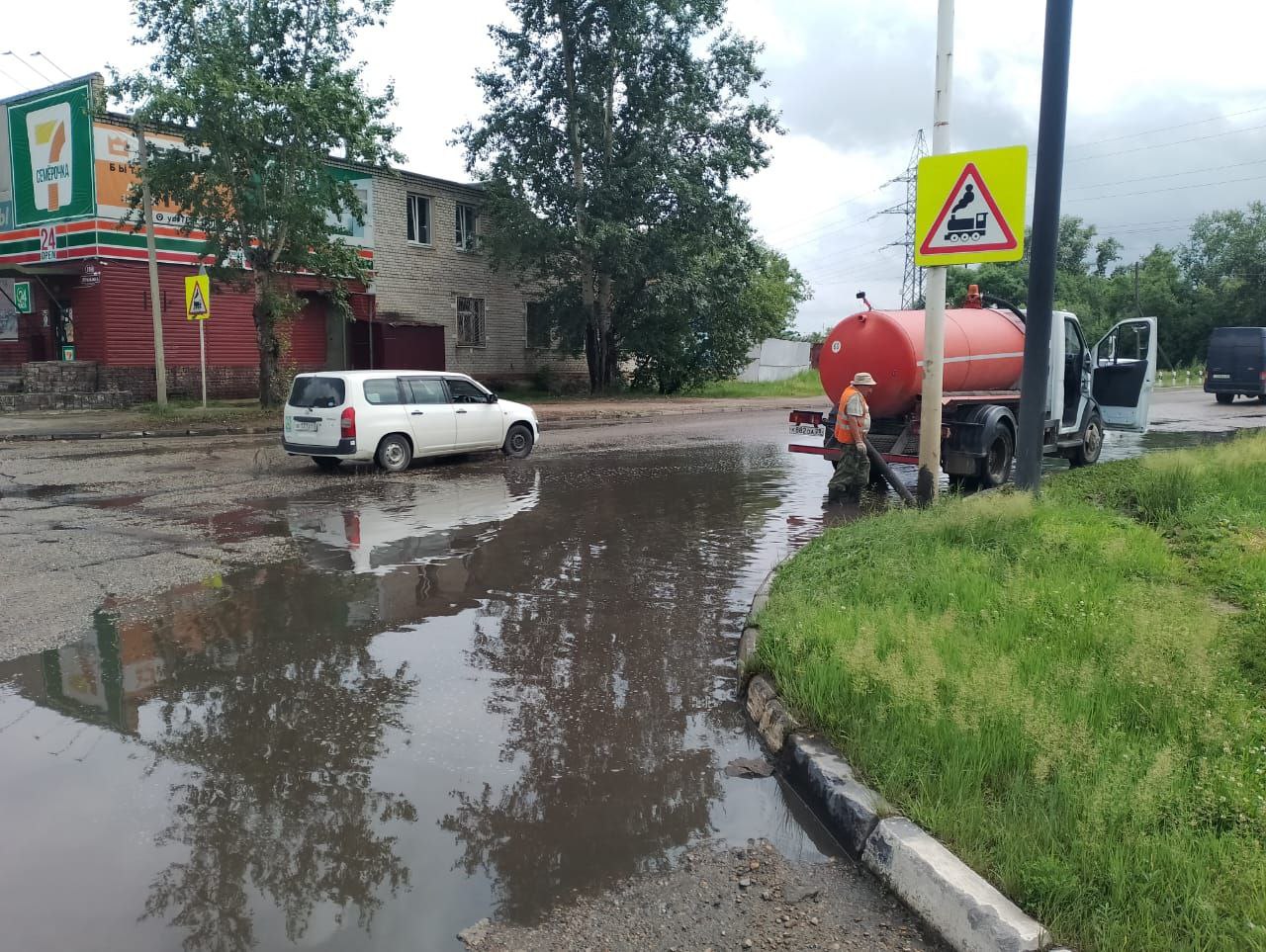 Откачка воды и очистка ливнёвок: ГСТК ликвидирует последствия осадков