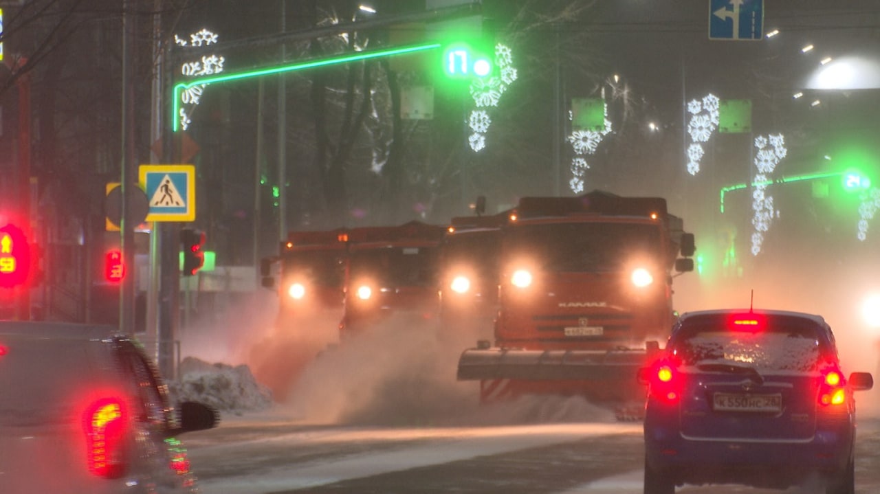 Экипажи ГСТК ночью очищали дороги от наледи