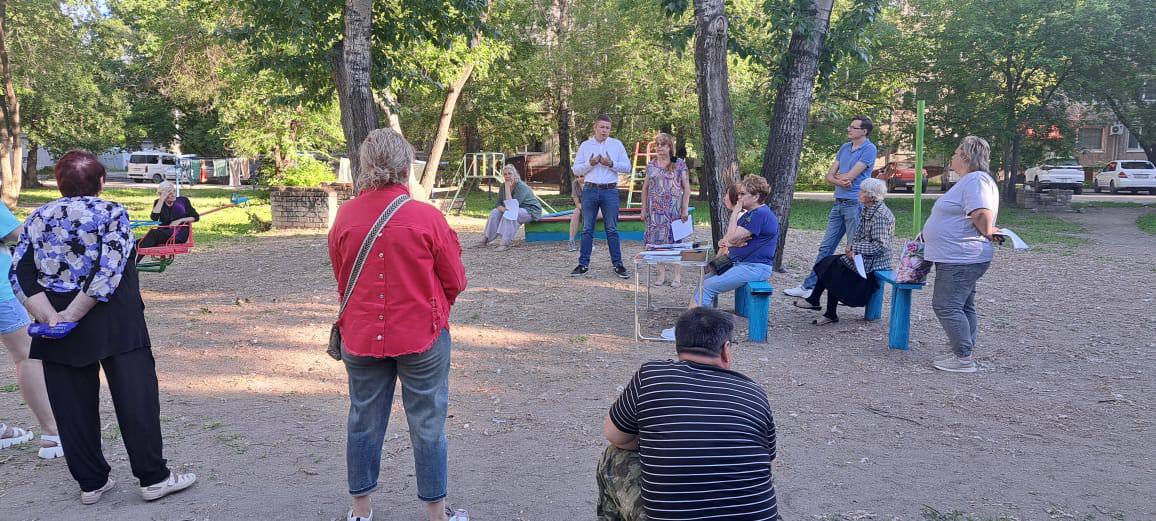 Жителям одной из благовещенских многоэтажек помогли разобраться в тонкостях федеральной программы «1000 дворов»