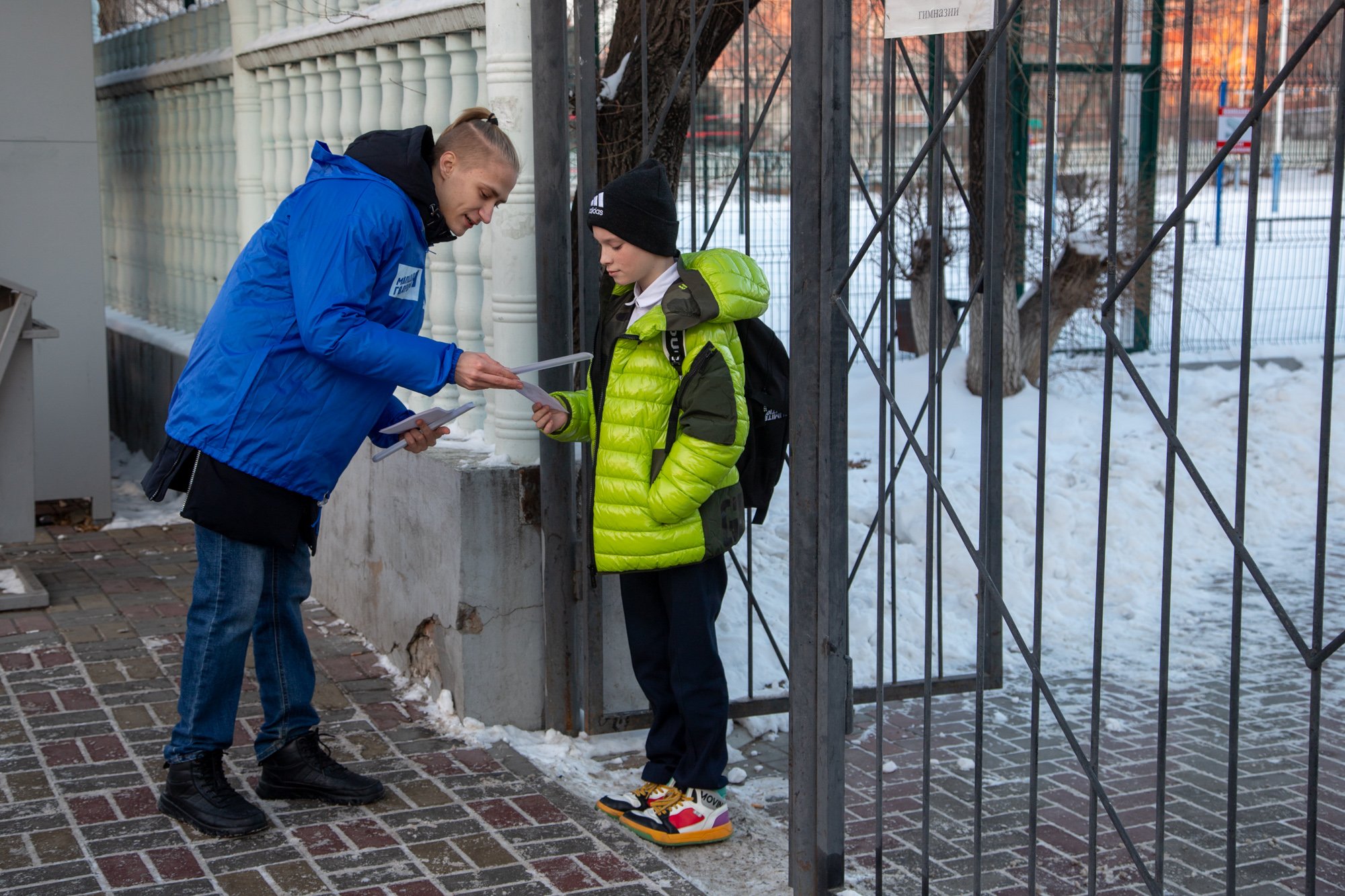 Благовещенским школьникам и их родителям подарили световозвращающие браслеты