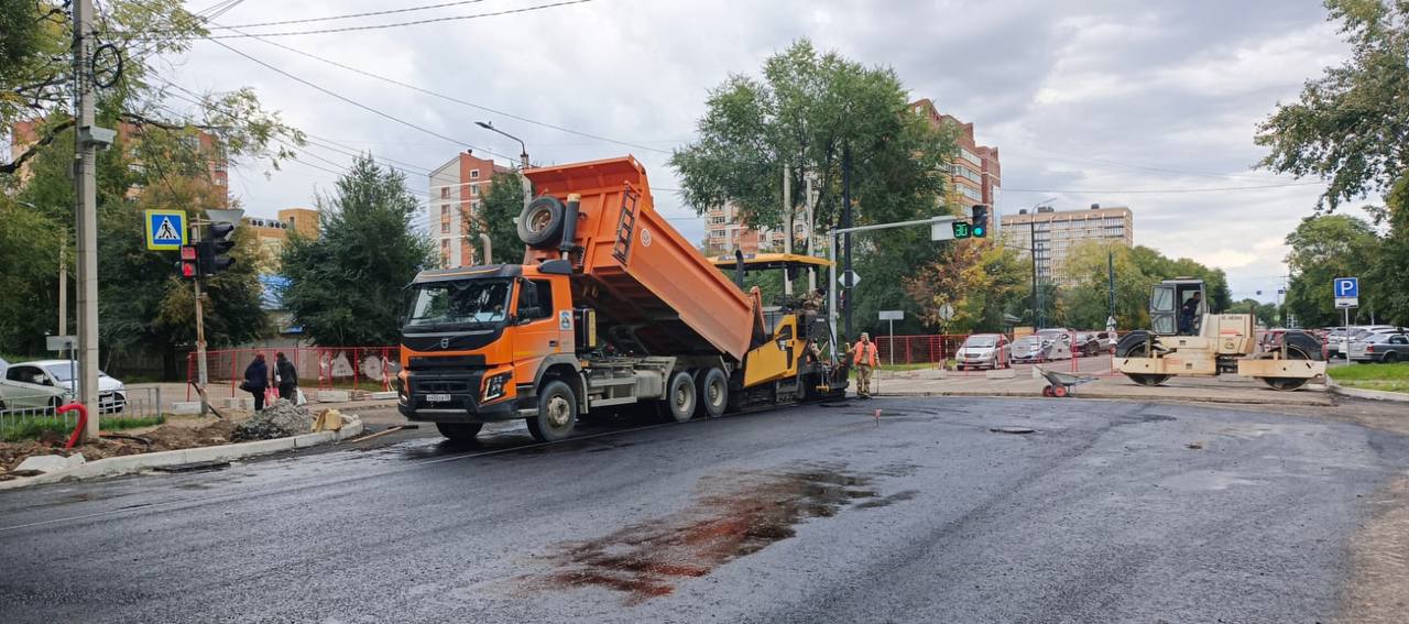 На одном из участков Октябрьской приступили к укладке 2-го слоя асфальта 