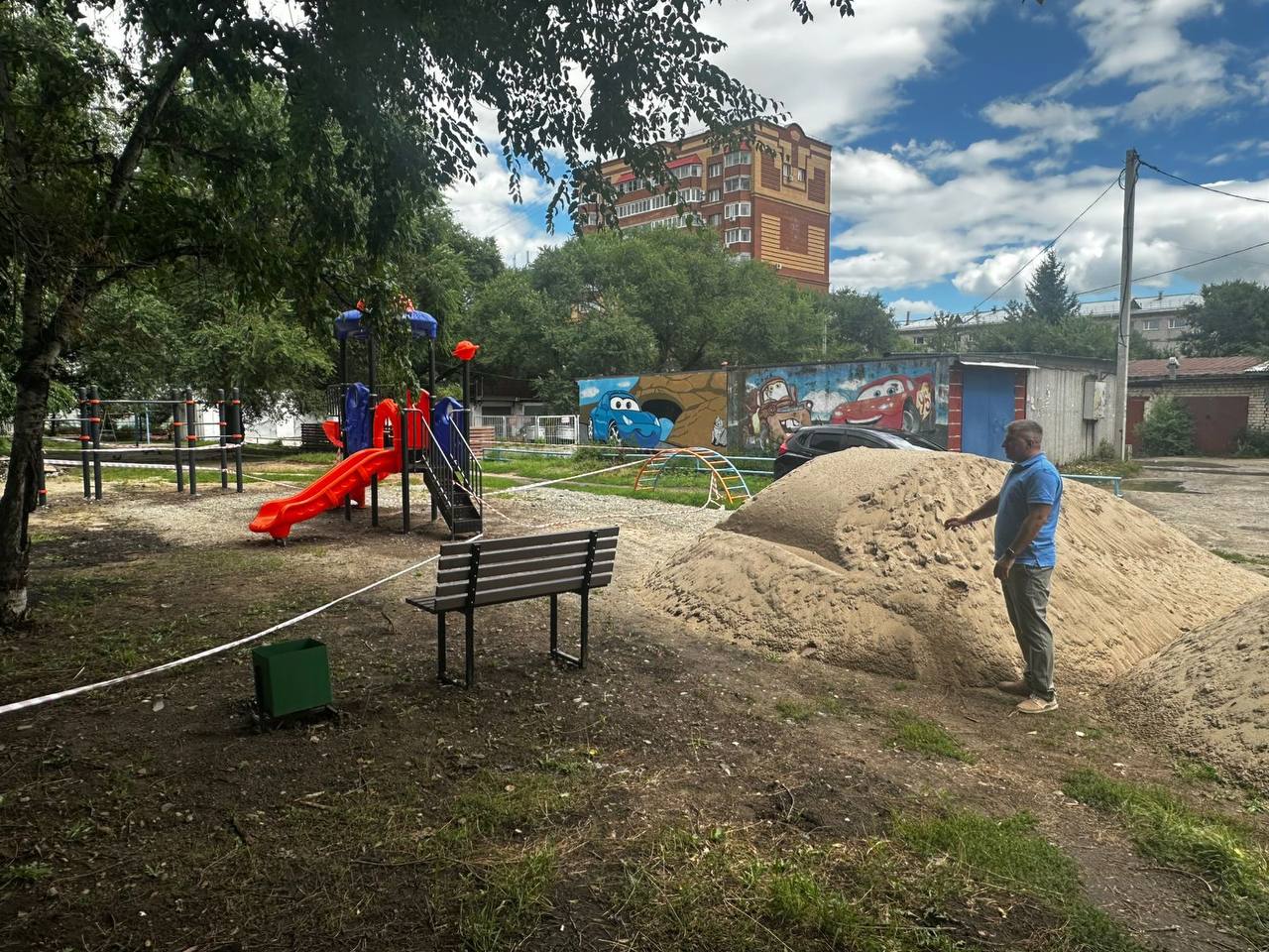 Песочницы, игровые комплексы, малые архитектурные формы: как преображаются дворы Благовещенска