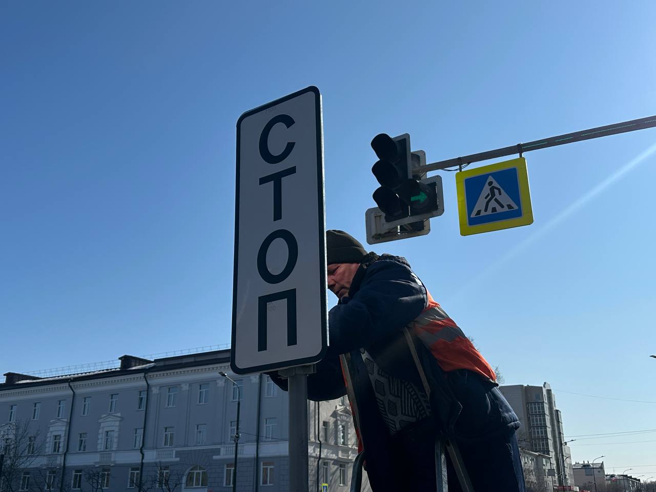 На перекрёстке улиц Театральная – Горького установили дорожный знак нового формата