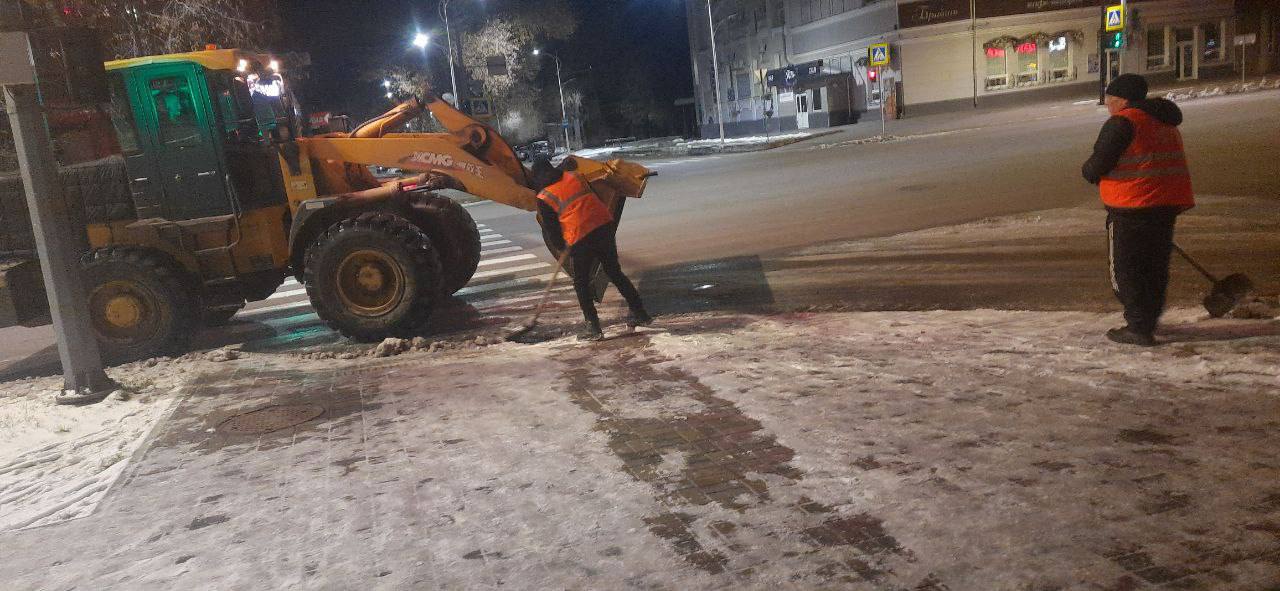 Ночью специалисты ГСТК подсыпали противогололедным материалом благовещенские улицы 