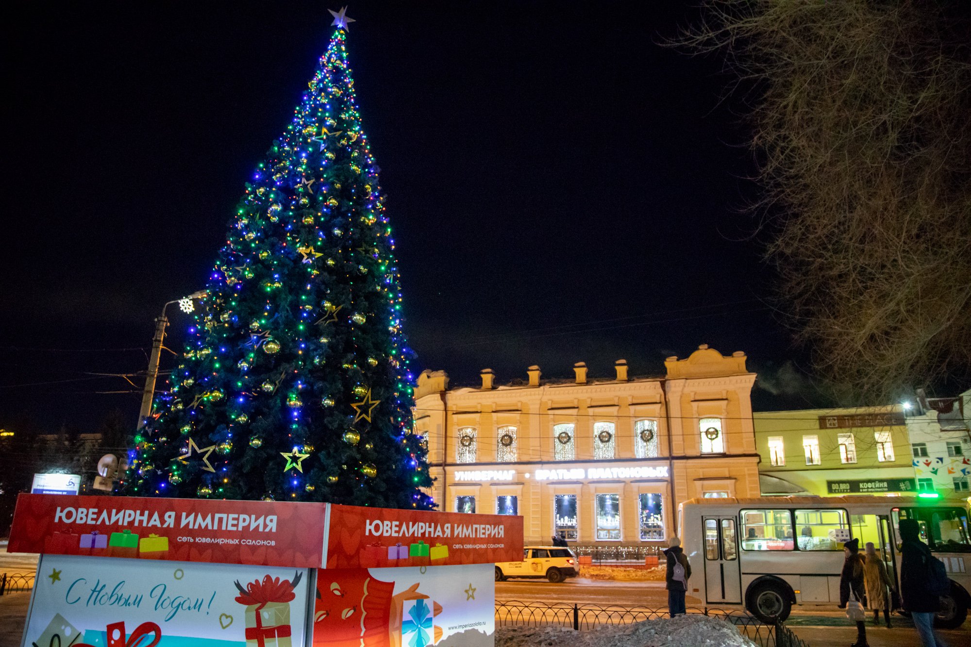 Благовещенск продолжает преображаться к главному зимнему празднику